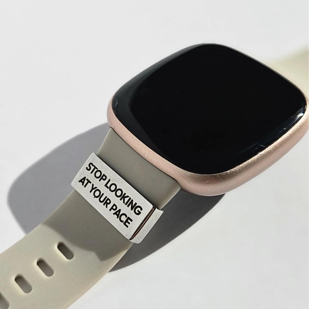 Watch Tag gravé Stop looking at your pace, accessoire pour montre de sport, motivation running