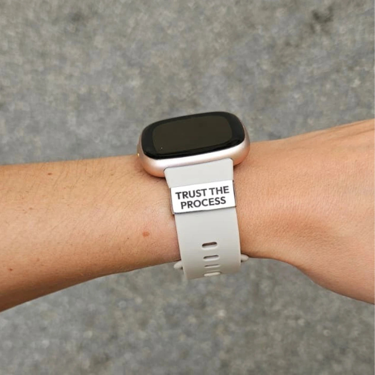 Watch Tag gravé Trust the Process, accessoire pour montre de sport